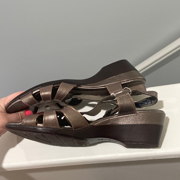 CLARKS Bendables Leather Wedge Sandals Bronze color Women's Size 11m EUC - Picture 13 of 17